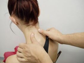 Massage pour le traitement et la prévention de l'ostéochondrose cervicale